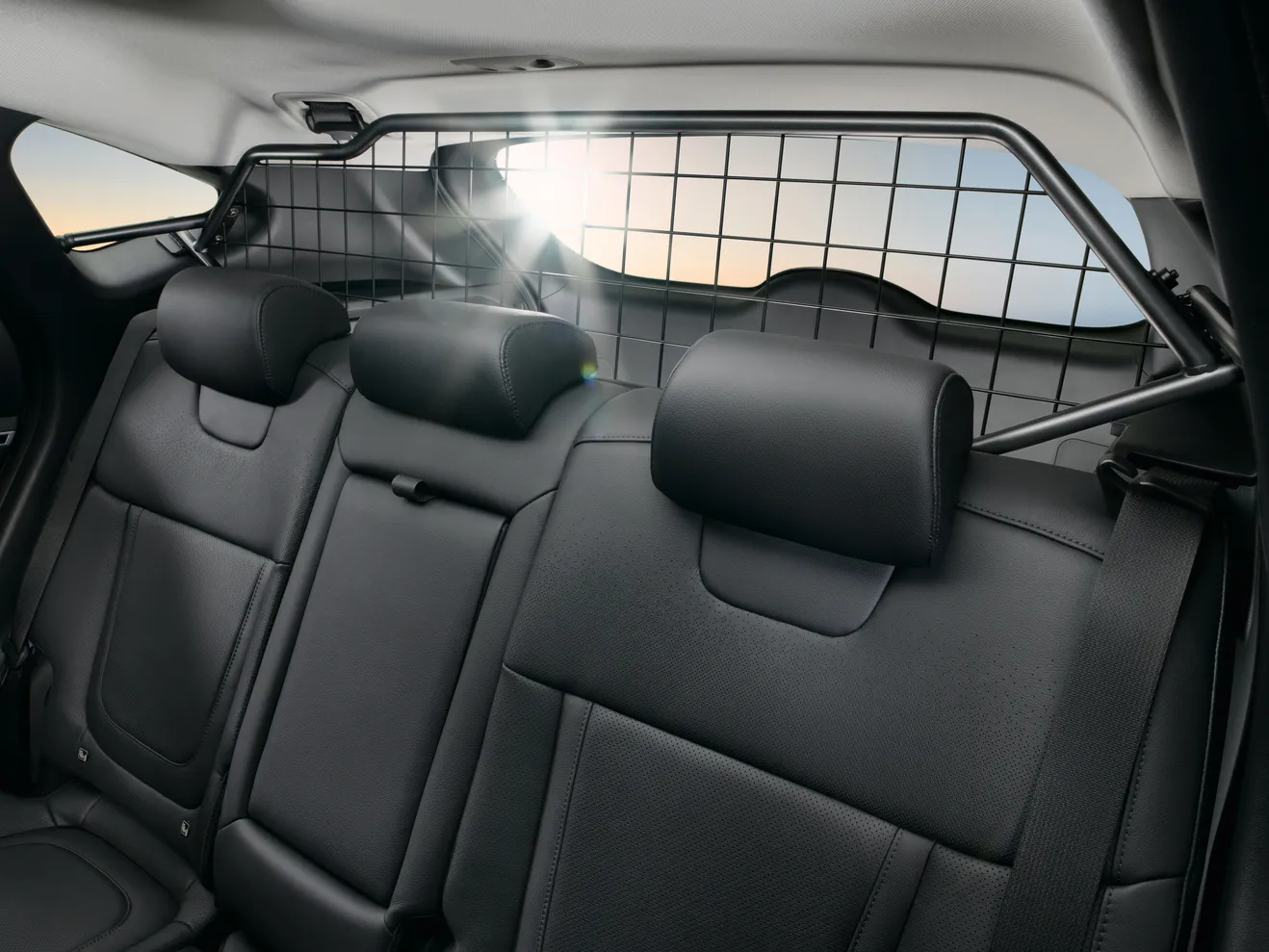 N7150ADE00_IM_Dog_guard_1.jpg GARD PROTECTIE PORTBAGAJ CAINE HYUNDAI TUCSON 2021-2024 - imagine 1